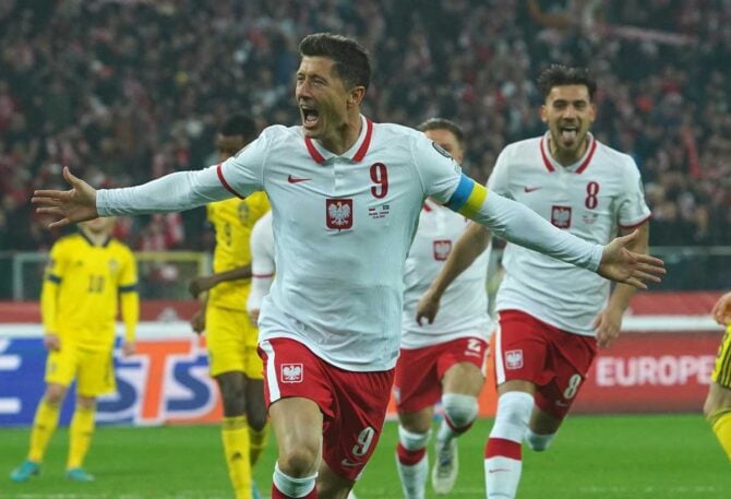 Der polnische Stürmer Robert Lewandowski jubelt, nachdem er vom Elfmeterpunkt aus den Führungstreffer für sein Team erzielt hat. Das Spiel Polen gegen Schweden findet am 29. März 2022 im Slaski-Stadion in Chorzow, Polen, statt. (Foto: JANEK SKARZYNSKI / AFP)