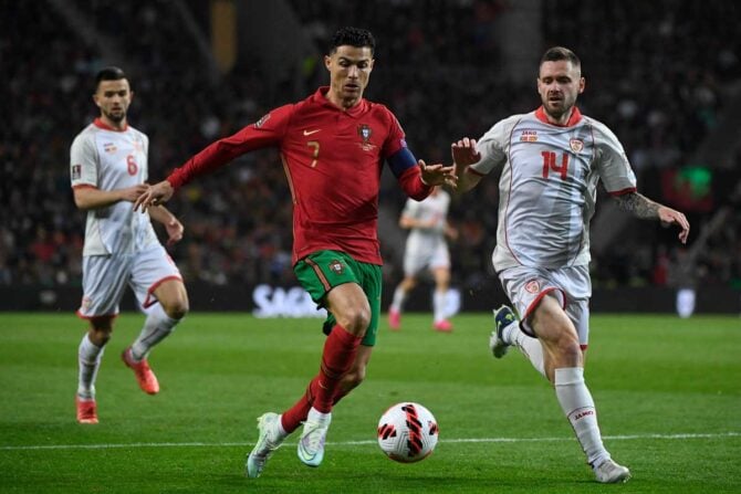 Der portugiesische Stürmer Cristiano Ronaldo (L) kämpft mit dem nordmazedonischen Verteidiger Darko Velkovski um den Ball während des Hinspiels zwischen Portugal und Nordmazedonien im Dragao-Stadion in Porto am 29. März 2022 in der Qualifikation zur Fußballweltmeisterschaft 2022. (Foto: MIGUEL RIOPA / AFP)