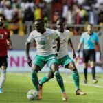 Senegals Sadio Mane (Mitte) während des Qualifikationsspiels zur Fußballweltmeisterschaft 2022 zwischen Senegal und Ägypten am 29. März 2022. Ägyptens Moh Salah fährt demnach nicht zur WM 2022, sondern der Senegal.(Foto: SEYLLOU / AFP)