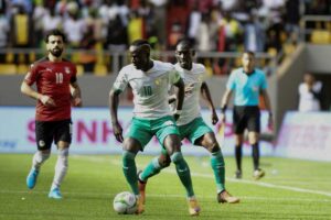 Senegals Sadio Mane (Mitte) während des Qualifikationsspiels zur Fußballweltmeisterschaft 2022 zwischen Senegal und Ägypten am 29. März 2022. Ägyptens Moh Salah fährt demnach nicht zur WM 2022, sondern der Senegal.(Foto: SEYLLOU / AFP)