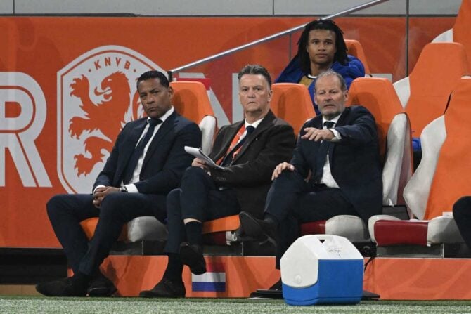 Der niederländische Cheftrainer Louis van Gaal (C) während des Fußball-Freundschaftsspiels zwischen den Niederlanden und Deutschland in der Johan Cruyff ArenA in Amsterdam am 29. März 2022. (Foto: INA FASSBENDER / AFP)