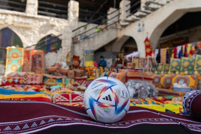 Al Rihla, der offizielle Spielball der Fußball-Weltmeisterschaft 2022 (Foto Copyright Adidas)