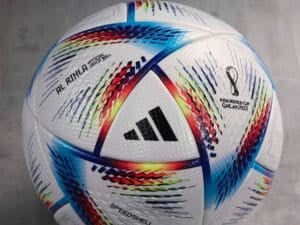 Al Rihla, der offizielle Spielball der Fußball-Weltmeisterschaft 2022 (Foto Copyright Adidas)