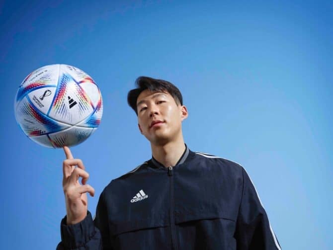 Son Heung-min, südkoreanischer Nationalspieler mit dem Al Rihla, der offizielle Spielball der Fußball-Weltmeisterschaft 2022 (Foto Copyright Adidas)