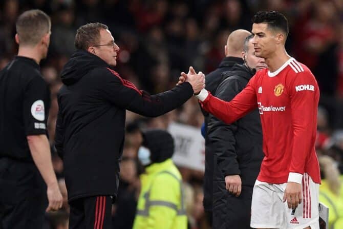 Manchester Uniteds portugiesischer Stürmer Cristiano Ronaldo (R) mit dem deutschen Interims-Cheftrainer Ralf Rangnick in der englischen Premier-League am 30. Dezember 2021. (Foto von Oli SCARFF / AFP)