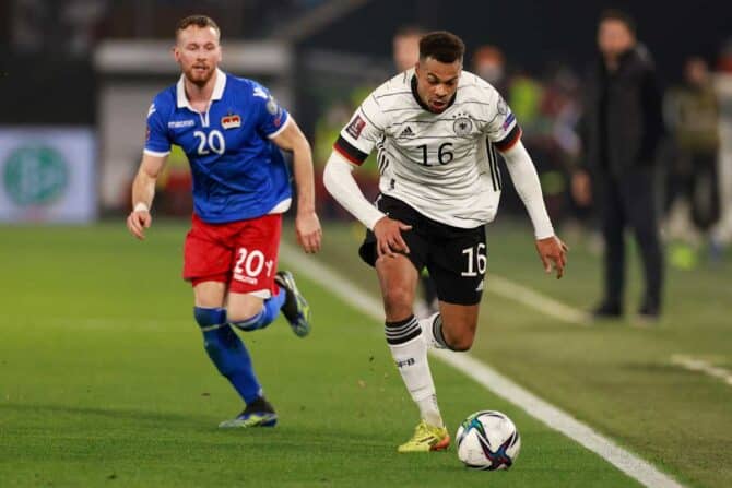 Deutschlands Stürmer Lukas Nmecha (R) und Liechtensteins Verteidiger Sandro Wolfinger kämpfen um den Ball während des Fußballspiels Deutschland gegen Liechtenstein in der Gruppe J der FIFA Fussball-Weltmeisterschaft Katar 2022 am 11. November 2021 in Wolfsburg, Norddeutschland. (Foto: Odd ANDERSEN / AFP)