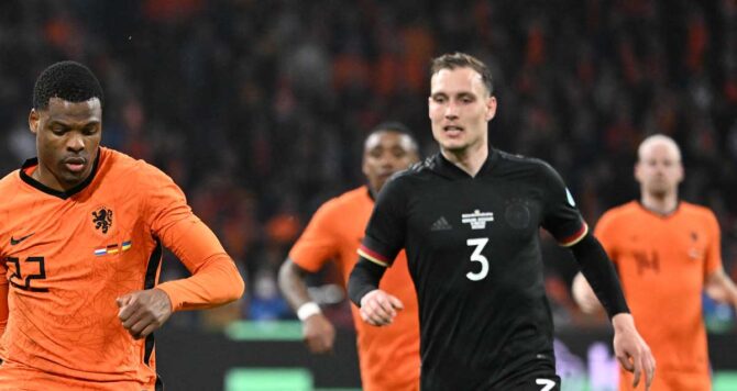 David Raum im Away DFB Trikot mit der Nummer 3 während des Fußballfreundschaftsspiels zwischen den Niederlanden und Deutschland in der Johan Cruyff ArenA in Amsterdam am 29. März 2022. (Foto: INA FASSBENDER / AFP)