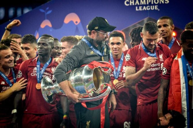 Madrid, Spanien - 01 MAI 2019: Die Spieler von Liverpool feiern den Gewinn der UEFA Champions League 2019 nach dem Endspiel gegen Tottenham Hotspur im Wanda Metropolitano, Spanien