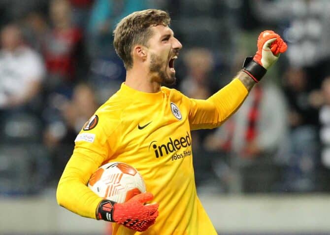 Fußball heute Sonntagsspiele ** Bundesliga 23. Spieltag ** Wer spielt heute? Frankfurts Torhüter Kevin Trapp könnte heute wieder wichtig sein!(Foto: Daniel ROLAND / AFP)