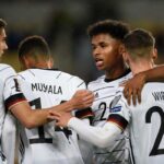 Deutschlands Stürmer Jamal Musiala (2L) jubelt nach dem vierten Tor seiner Mannschaft mit seinen Teamkollegen, dem deutschen Mittelfeldspieler Karim Adeyemi (2R), dem deutschen Mittelfeldspieler Florian Neuhaus (L) und dem deutschen Stürmer Florian Wirtz, während des Fußballspiels der Gruppe J in der Qualifikation zur FIFA Fussball-Weltmeisterschaft Katar 2022 zwischen Nordmazedonien und Deutschland in der Toshe Proeski National Arena in Skopje am 11. Oktober 2021. (Foto von Nikolay DOYCHINOV / AFP)