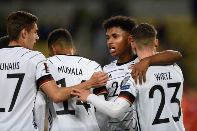 Der deutsche Mittelfeldspieler Karim Adeyemi (2. von rechts) beim Fußballspiels der Gruppe J in der Qualifikation zur FIFA Fussball-Weltmeisterschaft Katar 2022 zwischen Nordmazedonien und Deutschland am 11. Oktober 2021. (Foto von Nikolay DOYCHINOV / AFP)