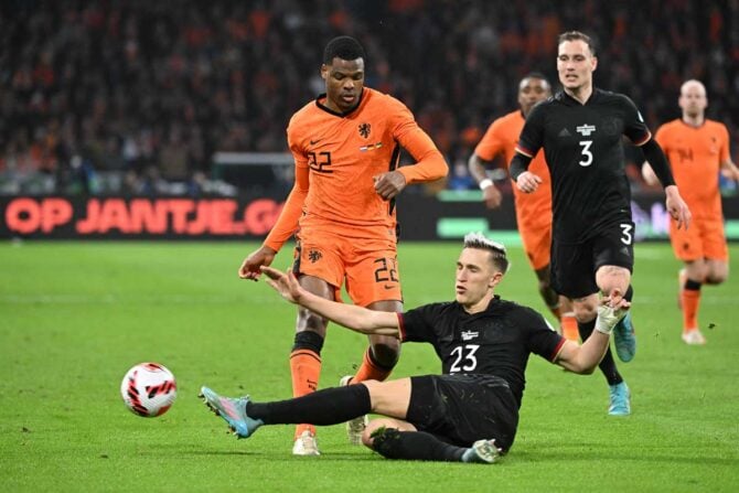 Der deutsche Verteidiger Nicco Schlotterbeck (C) im Kampf gegen Denzel Dumfries (L) und dem deutschen Mittelfeldspieler David Raum während des Freundschaftsspiels zwischen den Niederlanden und Deutschland in der Johan Cruyff ArenA in Amsterdam am 29. März 2022. (Foto: INA FASSBENDER / AFP)