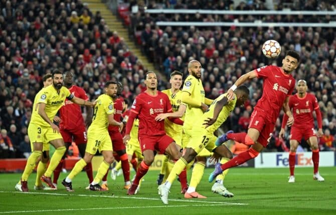 Liverpools kolumbianischer Mittelfeldspieler Luis Diaz (R) köpft den Ball während des Halbfinal-Hinspiels der UEFA Champions League zwischen Liverpool und Villarreal im Anfield-Stadion in Liverpool, am 27. April 2022. (Foto: Oli SCARFF / AFP)