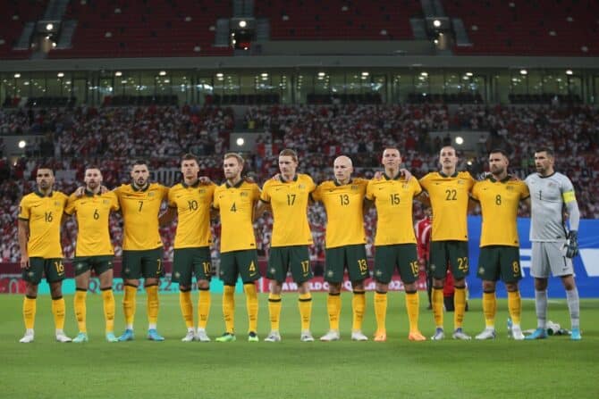 Australische Spieler singen ihre Nationalhymne vor dem Playoff-Spiel der FIFA Fussball-Weltmeisterschaft 2022 zwischen Australien und Peru am 13. Juni 2022 im Ahmed bin Ali-Stadion in der katarischen Stadt Ar-Rayyan. (Foto von MUSTAFA ABUMUNES / AFP)