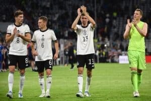 Die Bayern-Achse im DFB-Trikot: (L-R) Leon Goretzka, Joshua Kimmich, Thomas Müller und Torhüter Manuel Neuer nach dem UEFA Nations League-Fußballspiel Deutschland gegen England in München, am 7. Juni 2022. (Foto: Tobias SCHWARZ / AFP)