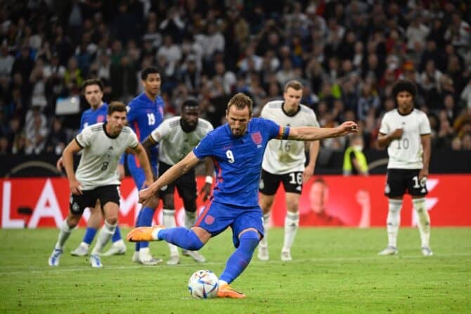 Englands Stürmer Harry Kane schießt vom Elfmeterpunkt den Ausgleichstreffer für sein Team während des UEFA Nations League Fußballspiels Deutschland gegen England in München, Süddeutschland, am 7. Juni 2022. (Foto: Tobias SCHWARZ / AFP)