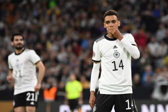 Der deutsche Mittelfeldspieler Jamal Musiala im Damen EM Trikot 2022 während des UEFA-Nations-League-Fußballspiels Deutschland gegen England am 7. Juni 2022 in München (Foto: Tobias SCHWARZ / AFP)