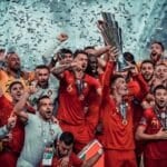 PORTO, PORTUGLAL - 09. Juni 2019: Portugals Cristiano Ronaldo und seine Mannschaftskameraden feiern den Sieg im UEFA-Nations-League-Finale mit der Trophäe nach dem UEFA-Nations-League-Finalspiel, Portugal - Foto von vld (depositphotos)