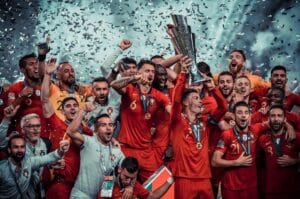 PORTO, PORTUGLAL - 09. Juni 2019: Portugals Cristiano Ronaldo und seine Mannschaftskameraden feiern den Sieg im UEFA-Nations-League-Finale mit der Trophäe nach dem UEFA-Nations-League-Finalspiel, Portugal - Foto von vld (depositphotos)