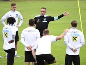 Österreichs Fußball-Nationaltrainer Ralf Rangnick (C) spricht mit seinen Spielern während einer Trainingseinheit am 30. Mai 2022 in Bad Tatzmannsdorf, Österreich, in Vorbereitung auf ein Spiel gegen Kroatien am 3. Juni 2022 im Rahmen der UEFA Nations League. (Foto: ROBERT JAEGER / APA / AFP) / Österreich OUT