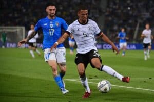 Deutschlands Verteidiger Thilo Kehrer (R) gegen Italiens Stürmer Matteo Politano während des Hinspiels der UEFA Nations League - Liga A, Gruppe 3 zwischen Italien und Deutschland am 4. Juni 2022 im Stadion Renato Dall'Ara in Bologna. (Foto: MIGUEL MEDINA / AFP)