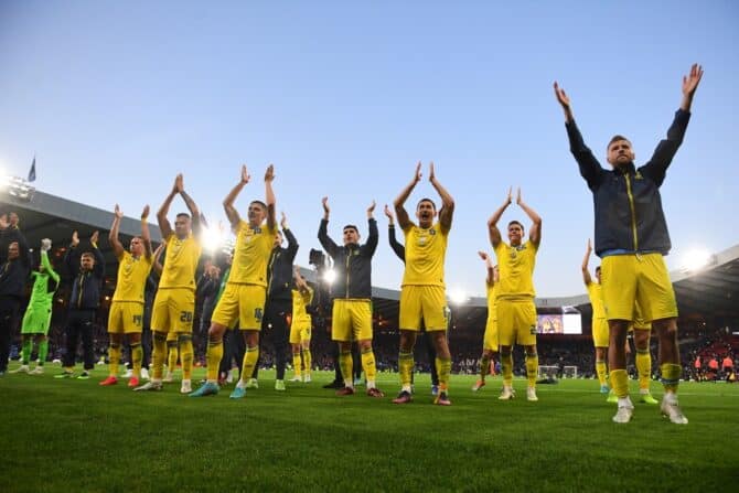 Die Spieler der Ukraine applaudieren ihren Fans nach dem Sieg im Halbfinal-Halbfinale der FIFA Fussball-Weltmeisterschaft 2022 zwischen Schottland und der Ukraine im Hampden Park in Glasgow, Schottland, am 1. Juni 2022. ANDY BUCHANAN / AFP