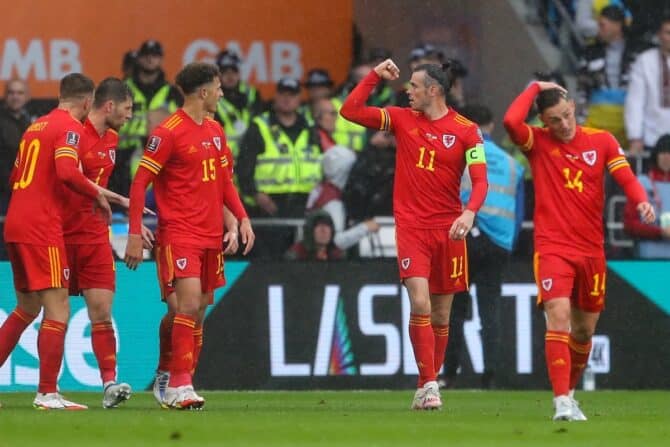 Der walisische Stürmer Gareth Bale (2R) heute bei seinem ersten WM-Auftritt - gleich gegen die USA, wo er derzeit sein Geld verdient. (Foto: Geoff Caddick / AFP)