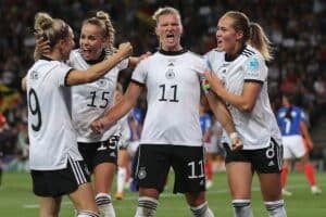 Die deutsche Stürmerin Alexandra Popp feiert den zweiten Treffer ihrer Mannschaft während des Halbfinalspiels der UEFA-Frauen-Europameisterschaft 2022 zwischen Deutschland und Frankreich im Stadium MK in Milton Keynes, am 27. Juli 2022. (Foto von ADRIAN DENNIS / AFP)