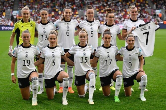 Die deutschen Fußballnationalspielerinnen vor dem Fußballspiel der UEFA-Frauen-Europameisterschaft 2022 Gruppe B zwischen Deutschland und Spanien im Brentford Community Stadium im Westen Londons am 12. Juli 2022. (Foto von DAMIEN MEYER / AFP)