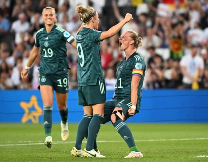 Die deutsche Stürmerin Alexandra Popp (R) feiert den zweiten Treffer ihrer Mannschaft während des Fußballspiels der UEFA-Frauen-Europameisterschaft 2022 Gruppe B zwischen Finnland und Deutschland im Stadium MK in Milton Keynes, nördlich von London, am 16. Juli 2022. (Foto von DAMIEN MEYER / AFP)