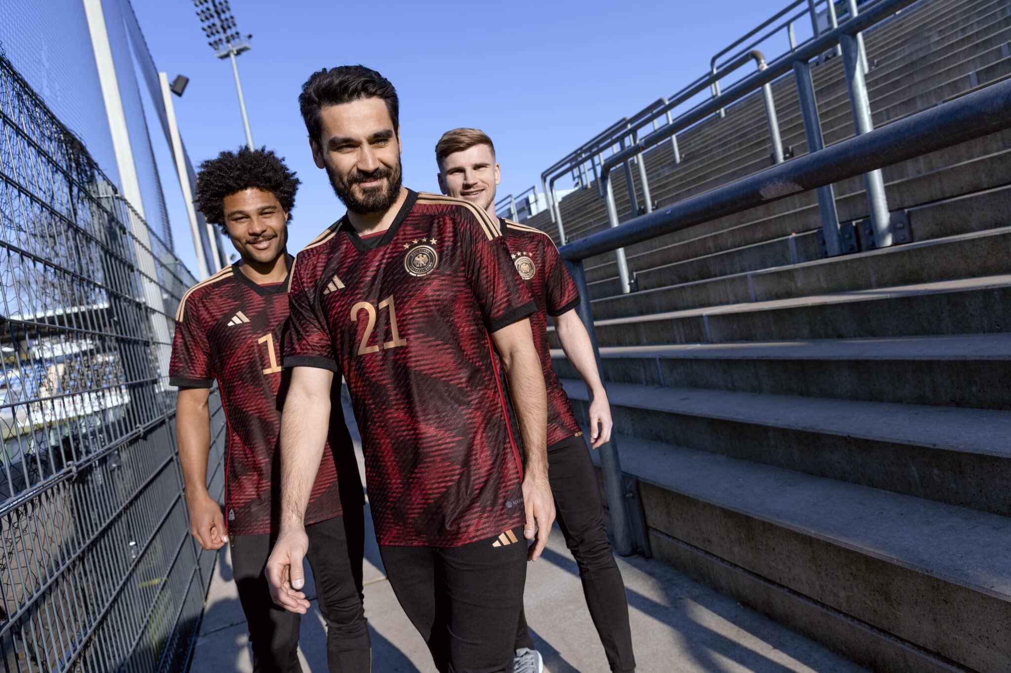 Neue DFB Trikots zur Fußball WM 2022 ** In welchen Deutschland WM Trikot spielt man heute gegen