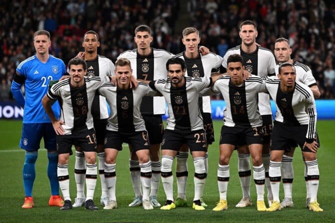 Deutschlands Startaufstellung gegen England am 26.9.2022 im neuen WM 2022 Trikot (Photo by Ben Stansall / AFP)