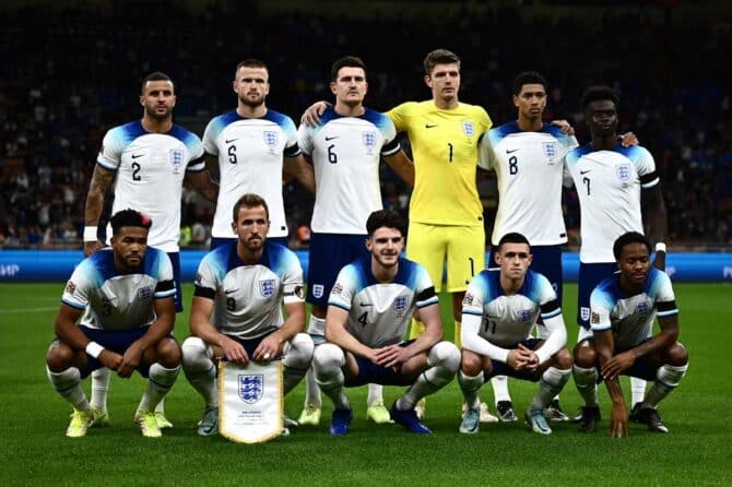 Englands Spieler posieren für ein Mannschaftsfoto vor dem Spiel der Gruppe 3 der UEFA Nations League zwischen Italien und England im San-Siro-Stadion in Mailand am 23. September 2022. (Foto: Marco BERTORELLO / AFP)