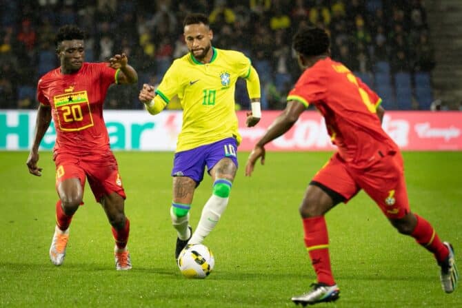 Brasiliens Stürmer Neymar (C) kämpft um den Ball während des internationalen Freundschaftsspiels zwischen Brasilien und Ghana im Oceane-Stadion in Le Havre, Nordfrankreich, am 23. September 2022. (Foto: Lou BENOIST / AFP)