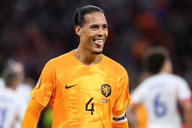 Der niederländische Verteidiger Virgil van Dijk jubelt nach einem Tor während des Fußballspiels der UEFA Nations League in der Gruppe 4 zwischen den Niederlanden und Belgien in der Johan Cruyff ArenA in Amsterdam am 25. September 2022. (Foto: JOHN THYS / AFP)