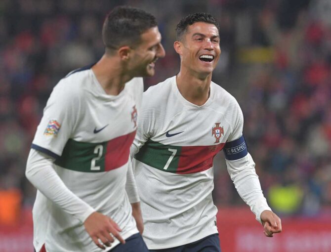 Portugals Verteidiger Diogo Dalot feiert den dritten Treffer seiner Mannschaft mit Portugals Stürmer Cristiano Ronaldo während des UEFA Nations League, Liga A Gruppe 2 Fußballspiels zwischen der Tschechischen Republik und Portugal in der Fortuna Arena in Prag, Tschechische Republik, am 24. September 2022. (Foto: Michal Cizek / AFP)