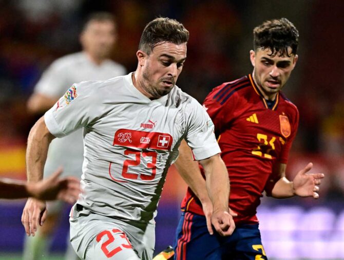 Der Schweizer Mittelfeldspieler Xherdan Shaqiri kämpft mit dem spanischen Mittelfeldspieler Pedri (R) während des UEFA Nations League, Liga A, Gruppe 2 Fußballspiels zwischen Spanien und der Schweiz, im La Romareda Stadion in Zaragoza am 24. September 2022. (Foto: JAVIER SORIANO / AFP)