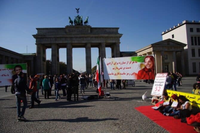 Protest vor Brandenburger Tor: Amnesty International demonstriert gegen Katar-WM
