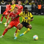 Youssoufa Moukoko vom BVB gegen Matthijs de Ligt von den Bayern am 8.10.2022 (Copyright depositphotos.com / vitaliivitleo)