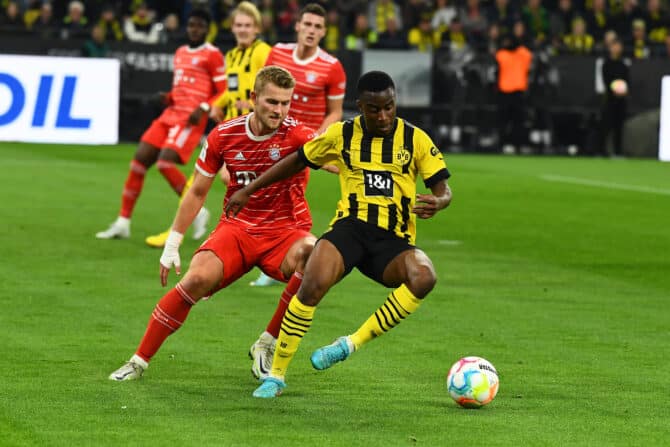 Youssoufa Moukoko vom BVB gegen Matthijs de Ligt von den Bayern am 8.10.2022 (Copyright depositphotos.com / vitaliivitleo)