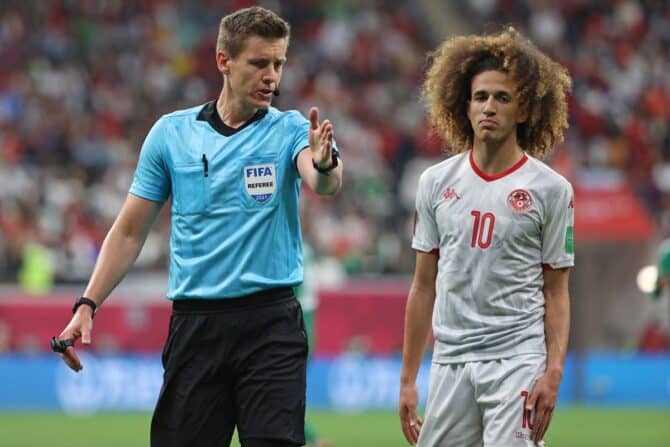 Der deutsche Schiedsrichter bei der WM 2022 ist Daniel Siebert. (Photo by KARIM JAAFAR / AFP)