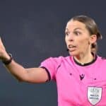 Die französische Schiedsrichterin Stephanie Frappart gestikuliert während des Fußballspiels der UEFA Champions League Gruppe G zwischen Juventus und Dynamo Kiew am 2. Dezember 2020 im Juventus-Stadion in Turin. (Foto von Vincenzo PINTO / AFP)