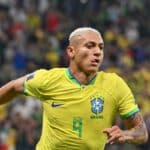 Der brasilianische Stürmer Richarlison (#09) feiert den zweiten Treffer seiner Mannschaft während des Fußballspiels der Gruppe G der Fußballweltmeisterschaft Katar 2022 zwischen Brasilien und Serbien im Lusail-Stadion in Lusail, nördlich von Doha, am 24. November 2022. (Foto: NELSON ALMEIDA / AFP)