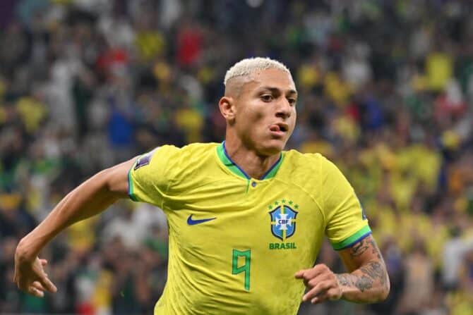 Der brasilianische Stürmer Richarlison (#09) feiert den zweiten Treffer seiner Mannschaft während des Fußballspiels der Gruppe G der Fußballweltmeisterschaft Katar 2022 zwischen Brasilien und Serbien im Lusail-Stadion in Lusail, nördlich von Doha, am 24. November 2022. (Foto: NELSON ALMEIDA / AFP)