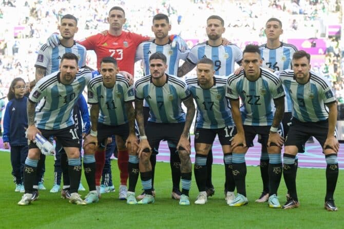 Die argentinische Nationalmannschaft im 1.Gruppenspiel der WM gegen Saudi Arabien im Lusail Stadiumam 22.November 2022. (Photo by JUAN MABROMATA / AFP)
