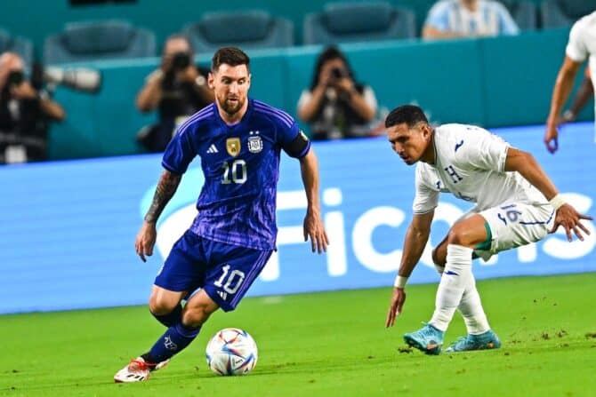 Argentiniens Lionel Messi (L) gegen Honduras am 23. September 2022. (Foto: CHANDAN KHANNA / AFP)