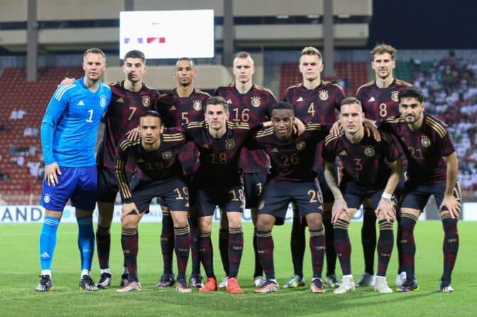 Die deutschen Nationalspieler im neuen DFB Away Trikot 2022 vor dem Freundschaftsspiel zwischen Oman und Deutschland am 16. November 2022 .(Foto von Haitham AL-SHUKAIRI / AFP)