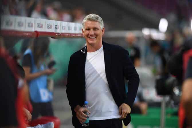 Esther Sedlaczek und Weltmeister Bastian Schweinsteiger sind in Katar im Stadion für die ARD (Copyright depositphotos.com / vitaliivitleo)