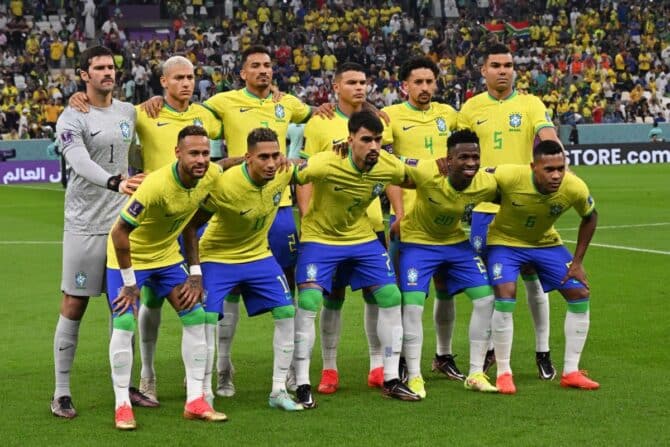 Brasilianische Nationalmannschaft vor dem Fußballspiel der Gruppe G der Fußballweltmeisterschaft Katar 2022 zwischen Brasilien und Serbien im Lusail-Stadion in Lusail, nördlich von Doha, am 24. November 2022. (Foto von NELSON ALMEIDA / AFP)