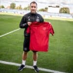 Dieses Bild, aufgenommen am 19. September 2022 in Helsingborg, Dänemark, zeigt Christian Eriksen, Spieler der dänischen Fußballnationalmannschaft, in einem schwarzen Trikot und bei der Präsentation des neuen roten Heimtrikots der Mannschaft vor der bevorstehenden FIFA Fußball-Weltmeisterschaft 2022. (Foto von Mads Claus Rasmussen / Ritzau Scanpix / AFP) /
